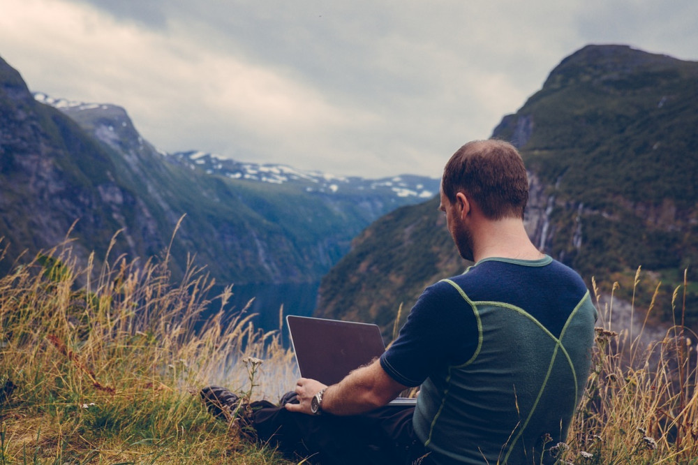 Stay Connected: Top Newsletters, Websites & Tools for Remote Workers & Digital Nomads
