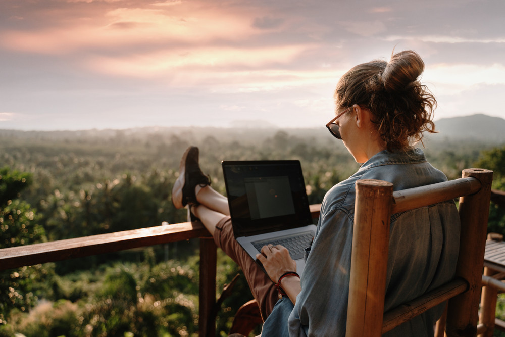 Remote Work กับ Hybrid Work ต่างกันอย่างไร และเหมาะกับใคร