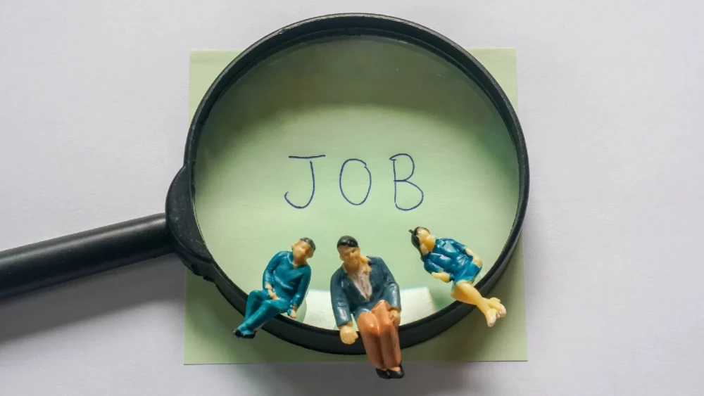 Nearly half of Hong Kong employers plan to maintain headcount in Q4 2025 amidst hiring slowdown