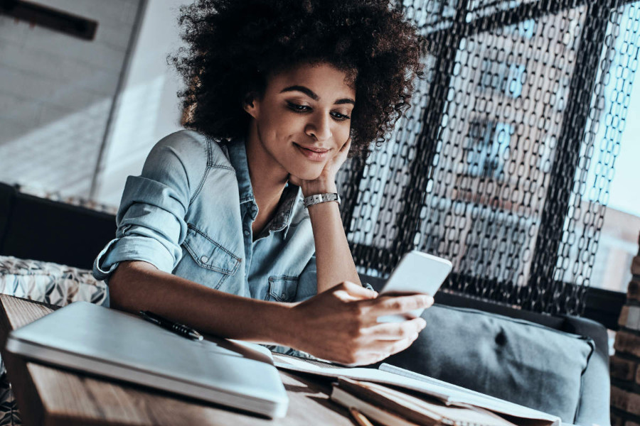 The Pros and Cons of Using a Social Media Virtual Assistant for Brand Social Channels